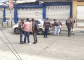 Agentes policiales verificaron indicios dentro del vehículo utilizado por los hampones.