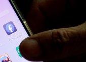 El logo de la aplicación de Facebook en una pantalla de un celular, en una fotografía de archivo.