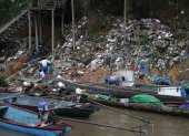 La basura tirada junto a un desagüe en el río Marañón, localidad de San Lorenzo, capital del Datem del Marañón, en la Amazonía de Perú. EFE/ Paolo Aguilar