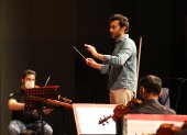 Iñigo Pirfano en el ensayo con la Orquesta Filarmónica de Guayaquil, en el Teatro Centro de Arte.