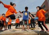 Estudiantes asisten a un evento deportivo de primavera en una escuela primaria en Seúl, en foto de archivo.