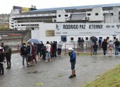 Los hinchas de Liga de Quito fueron ayer en la tarde a las boleterías del estadio para recibir la asesoría para comprar los boletos para el partido ante Independiente.