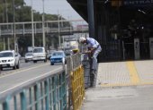 Alberto Moya se salta las barandas que dividen la estación de la Metrovía de la calle, cerca de un centro comercial, en plena avenida 25 de Julio, aun cuando a menos de 50 metros hay un paso peatonal. El tramo es uno de las más concurridos de la ciudad, por estar allí también ubicados un hospital y otras tres plazas comerciales. Moya reconoce el riesgo al que se enfrenta, pero defiende no usar el paso por los delitos que en él se cometen.