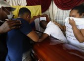 El cuerpo del velocista Álex Quiñónez fue velado momentáneamente en su domicilio de Guayaquil. Familiares y amigos lo despidieron entre lágrimas