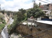 Erosión. El avance de la quebrada amenaza a las viviendas cercanas.