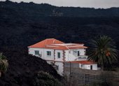 Esta casa levantada hace 40 años en Los Campitos, en la isla de La Palma, sigue en pie ante la arremetida de la lava del volcán./ Ángel Medina G. / EFE