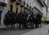 El choque entre manifestantes y policías tuvo lugar en la Plaza de Santo Domingo.