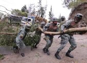 Acciones. Los militares retiraron árboles y piedras para limpiar los bloqueos.