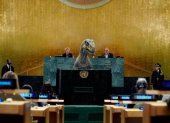 El dinosaurio “Franklin” irrumpió hoy en la sede de la Asamblea de la ONU de Nueva York y advirtió a los diplomáticos de todo el mundo que estamos cerca de la extinción.