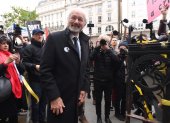 John Shipton (c), padre de fundador de WikiLeaks Julian Assange, a su llegada a la Corte de Justicia de Londres.