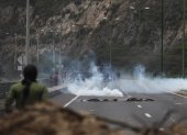 Policías antimotines se presentan en una vía bloqueada por manifestantes durante las movilizaciones contra las pretendidas reformas del Gobierno y en demanda de la congelación de los precios de los combustibles, hoy, en el acceso norte de Quito (Ecuador).
