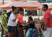 Leylah, de 19 años (i), Bianca de 17 reciben instrucciones de su papá, Jorge durante el ITF en Guayaquil.