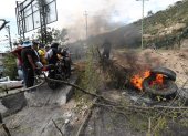Manifestantes bloquean una vía durante las movilizaciones contra las pretendidas reformas del Gobierno y en demanda de la congelación de los precios de los combustibles, hoy, en el acceso norte de Quito (Ecuador).