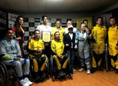 Juan Manuel Correa (c) junto con el equipo de karting adaptado.