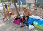 Vista de un hombre sin hogar en un campamento en Miami.