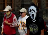 Un hombre con una mascara de la película "Scream" camina en una calle del Centro Histórico, el 26 de octubre de 2021, en la Ciudad de México (México).