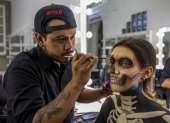 El artista del make-up Martín SBK maquilla a una modelo como Calacatrina, una combinación entre una calavera de rasgos tétricos y la Catrina, tradicional mujer esquelética del Día de Muertos mexicano. Foto: Jair Cabrera / DPA