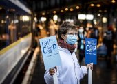 Pasajeros en Ámsterdam toman el llamado "tren climático" con destino a Londres para luego tomar otro transporte hasta Glasgow, sede del evento.