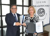 Gabriel Rovayo, presidente de la European Foundation for Quality Management (EFQM) South America Pacific, entre el certificado a Patricia Ayala, rectora del Liceo Panamericano.