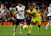 VALENCIA, 30/10/2021.- El delantero portugués del Valencia Gonçalo Guedes (i) lucha con el ecuatoriano Pervis Estupiñán, del Villarreal, durante el partido de la jornada 12 de LaLiga que se disputa hoy sábado en el estadio de Mestalla, en Valencia. EFE/Juan Carlos Cárdenas