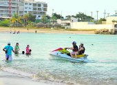 Salinas. Turistas disfrutan de actividades como la moto acuática y del mar.