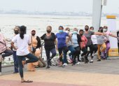 Los adultos mayores se ejercitaron al pie del río Guayas.