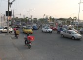 Desacato. Aun cuando la vía no es de doble sentido, es común ver en la Orellana, al pie del redondel, a motociclistas e incluso carros circulando en contravía para acortar camino.