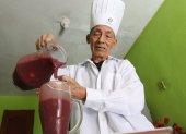 José Loor en la cocina de su casa, para la foto se puso su uniforme que guarda de la cafetería La Canoa