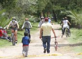 Familias. Salir a pasear es la opción ecónómica para pasar el día.