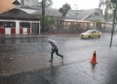 Imprevisto. A varios ciudadanos las sorpresivas lluvias no les han dado oportunidad siquiera de buscar refugio.