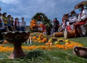 América recuerda a 2,3 millones de víctimas de covid en el Día de los Muertos