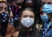 La activista ambiental sueca Greta Thunberg (C) asiste a una manifestación en la City de Londres, Gran Bretaña, el pasado 29 de octubre