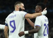 El delantero francés del Real Madrid Karim Benzema (i) celebra con su compañero Vinicius Junior su segundo gol durante el partido entre el Real Madrid y el Shakhtar Donetsk, de la cuarta jornada de la fase de grupos de la Liga de Campeones, este miércoles en el estadio Santiago Bernabéu.