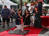 (Arriba de izquierda a derecha) Henry Cárdenas, Jessica Maldonado, ex alcalde de Los Ángeles Antonio Villaraigosa, (abajo de izquierda a derecha) Lupita Sánchez Cornejo, la cantante y compositora mexicana Ana Gabriel y Nicole Mihalka, presidenta de la Cámara de Comercio de Hollywood, presentan a la nueva estrella de Gabriel en el Paseo de la Fama de Hollywood durante una ceremonia en su honor en Los Ángeles, California, Estados Unidos, 03 de noviembre de 2021.