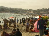 Playas. Los turistas eligieron un chapuzón. General Villamil lució completamente llena los días de asueto.