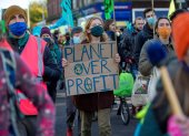 Los miembros de Extinction Rebellion marchan por la paz a través de Glasgow en una protesta, al margen de la Conferencia de las Naciones Unidas sobre el Cambio Climático.