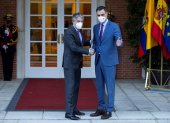 El presidente del Gobierno, Pedro Sánchez (d), recibe al presidente de Ecuador, Guillermo Lasso (i), este jueves en el Palacio de la Moncloa, en Madrid.