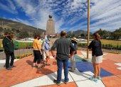 Turistas visitan la Ciudad Mitad del Mundo (Ecuador), en una fotografía de archivo.