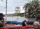 Gendarmes apostados fuera de la iglesia del suroeste de Guayaquil, que fue escenario de un hecho violento este 5 de noviembre.