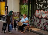-Dos mujeres que ejercen la mendicidad conversan en una céntrica calle de Sevilla EFE/Julio Muñoz