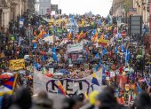 Miles de activistas y manifestantes marchaban ayer para exigir acciones de los líderes mundiales en la COP26 que tiene lugar en Glasgow, Gran Bretaña.