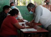 Un hombre vota en las elecciones presidenciales hoy, en la Junta Receptora de Esquipula en Managua (Nicaragua).