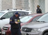 Cuidado. Mientras se desarrolla la reunión o evento, un guardia hace una ronda en el parqueadero de vehículos.