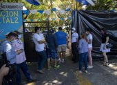 MANAGUA. Un grupo de personas llega a la junta receptora de votos, del distrito dos de la capital durante las elecciones presidenciales.