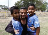 Su padre, Rolando Lara (c), ha inculcado a sus hijos Joseph (i) y Thiago (d) el cariño por el fútbol, su hermano mayor, Adrián, estuvo en las formativas de Emelec.