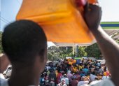 Varias personas esperan poder conseguir un poco de gasolina en una estación de combustibles, en Puerto Príncipe (Haiti). EFE/Johnson Sabin