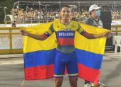 Nicolás García muestra con orgullo la bandera tricolor tras ser campeón mundial.
