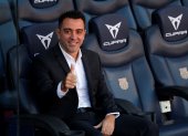 El nuevo entrenador del FC Barcelona, Xavi Hernández, posa en el banquillo del Camp Nou tras finalizar el acto de presentación como entrenador blaugrana.