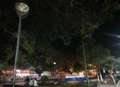 Efecto. Los presuntos responsables de dejar a oscuras el área recreativa sacaron las instalaciones eléctricas subterráneas y cables del interior de los postes metálicos.