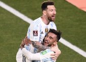 Nicolás González celebra con Lionel Messi una anotación de Argentina.